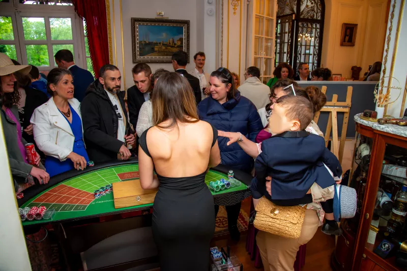 Participants autour d'une table de blackjack