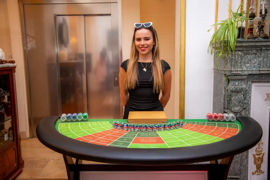 Jetons utilisés pendant une animation casino événementielle avant la vente aux enchères finale.