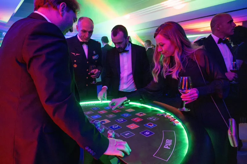 Participants découvrant les tables de casino