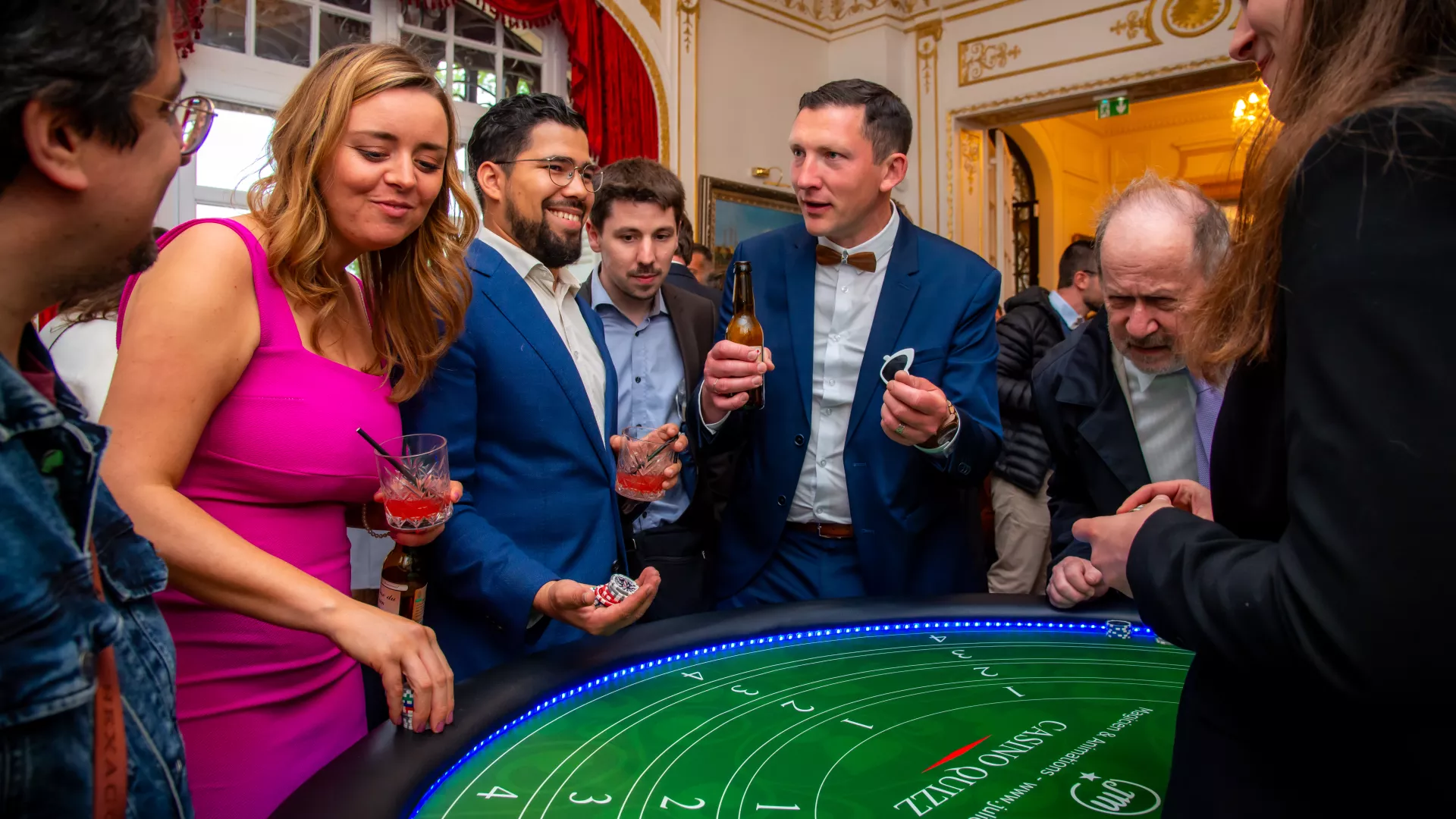 Animation casino sans argent lors d'une soirée d'entreprise avec croupiers professionnels et tables de casino haut de gamme