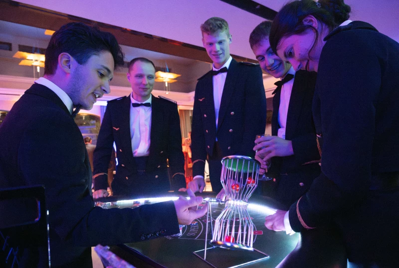 Invités découvrant les règles du casino avec un croupier