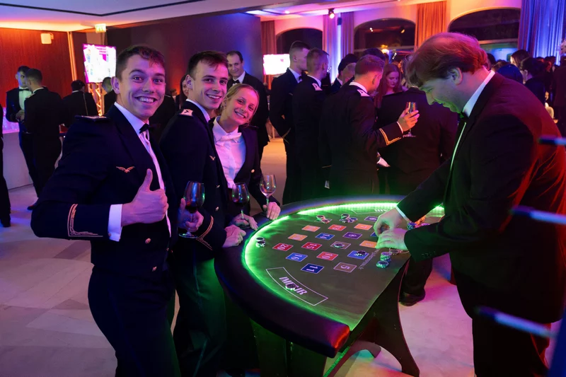 Croupière professionnelle expliquant les règles de la roue de la chance