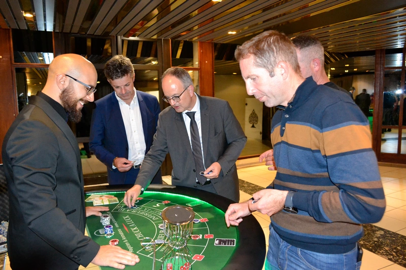 Croupier derrière une table de chuck a luck lors d'une animation casino