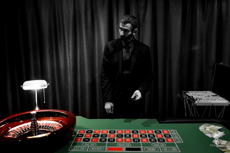 Croupier derrière une roulette lors d'une animation casino