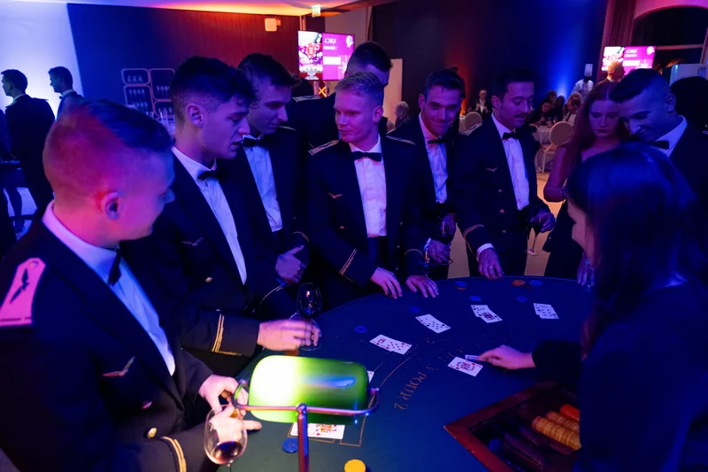 Croupière professionnelle expliquant les règles du blackjack