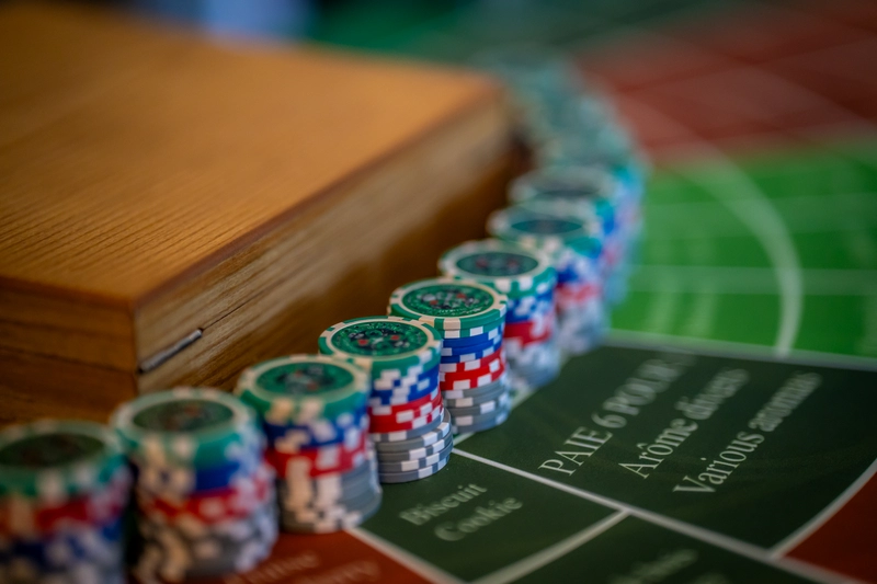 Gros plan sur des jetons de casino professionnels utilisés pour l'animation