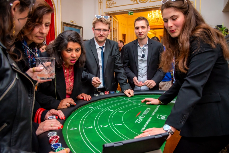 Participants jouant au Casino Quizz lors d'une animation casino