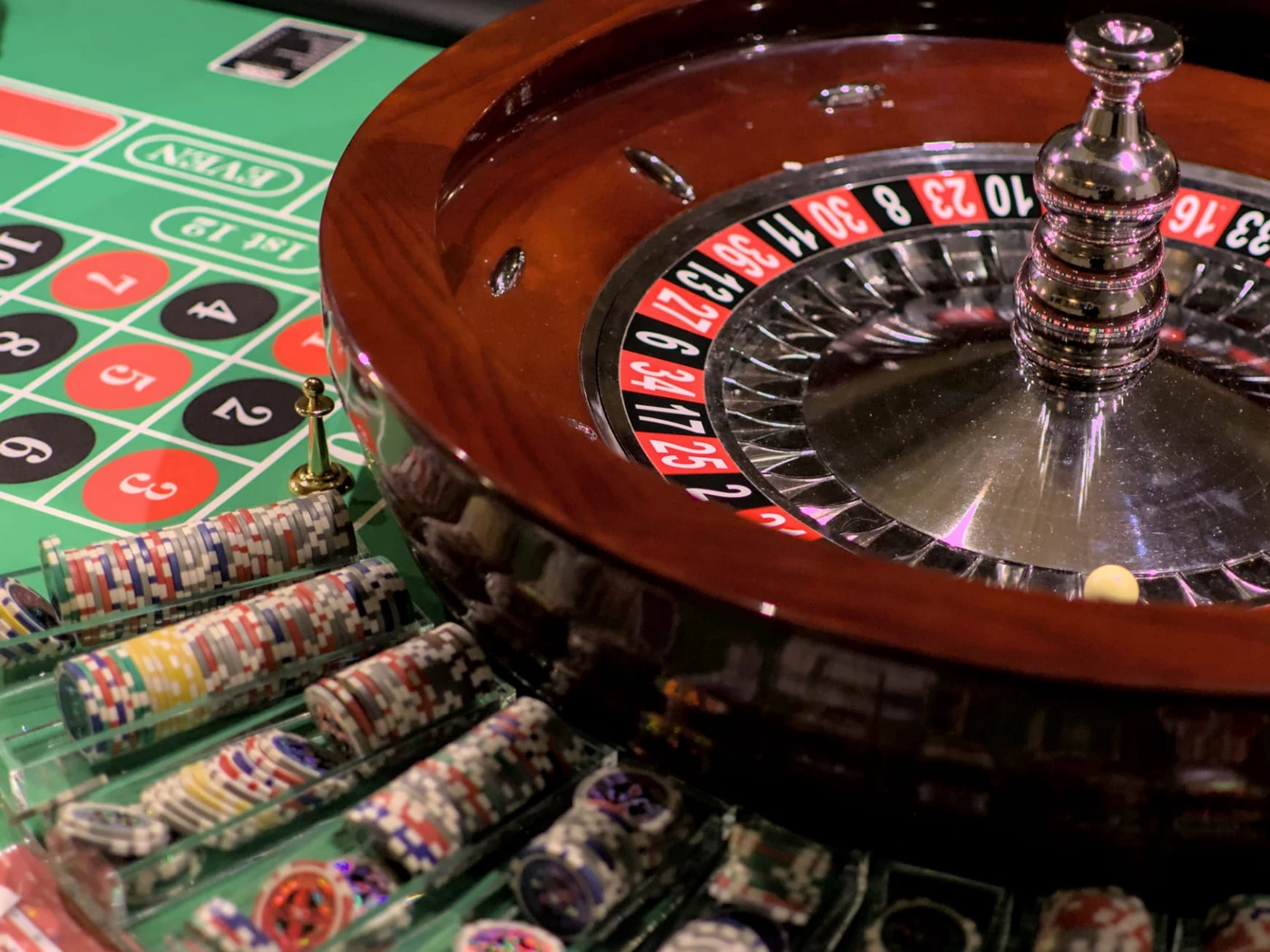 Table de roulette professionnelle avec jetons pour une animation de soirée casino