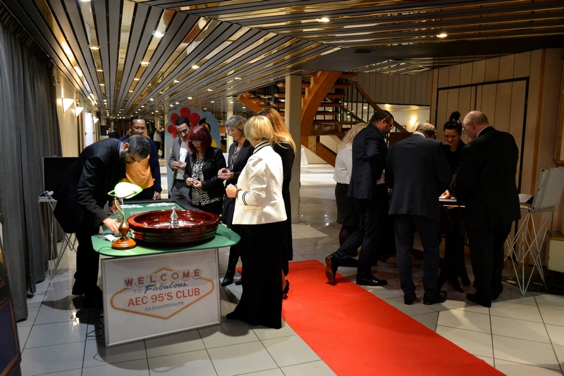 Le personnel d'une entreprise joue au casino à l'occasion d'une soirée de fin d'année.