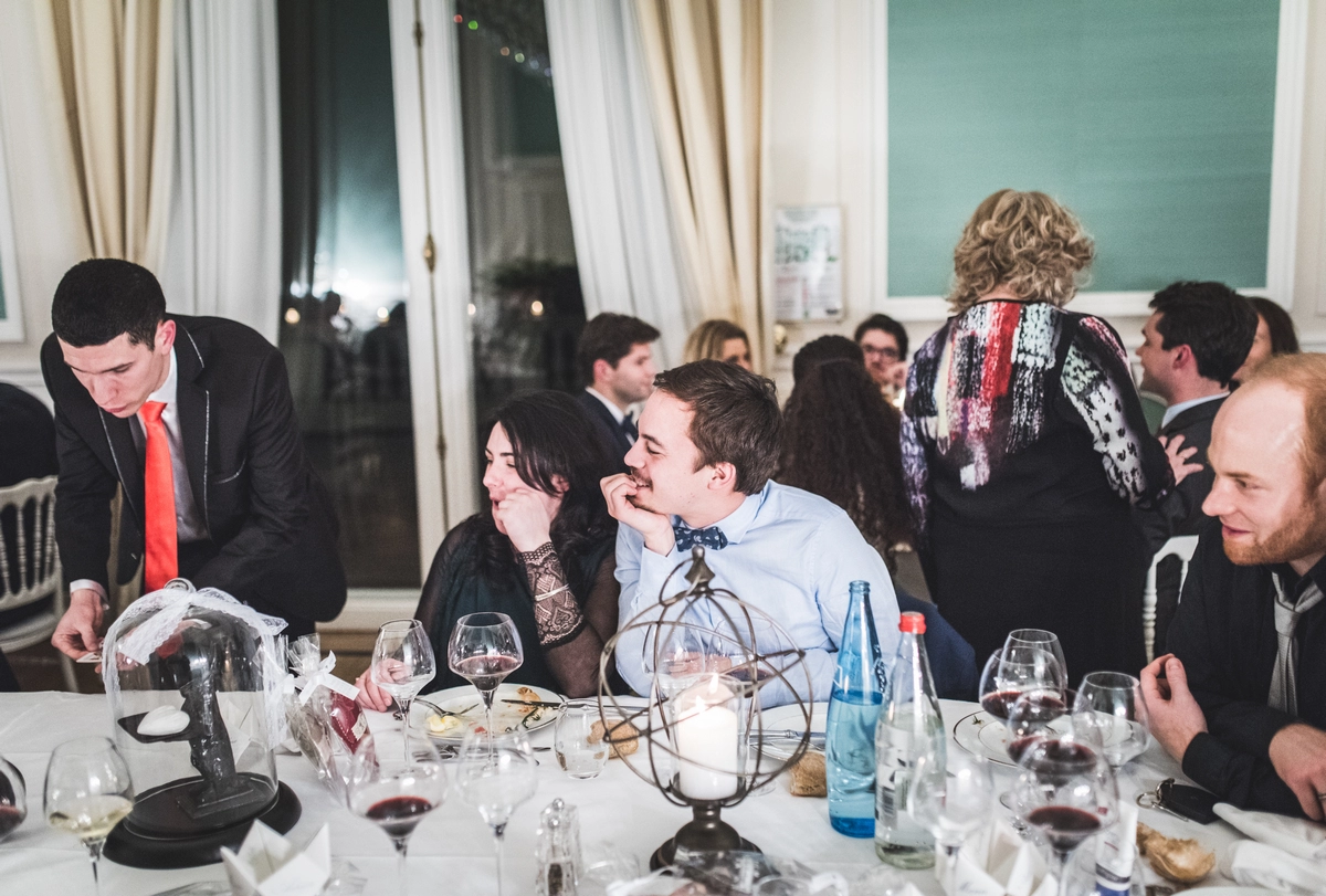 Julien Moreau anime une table pendant un mariage