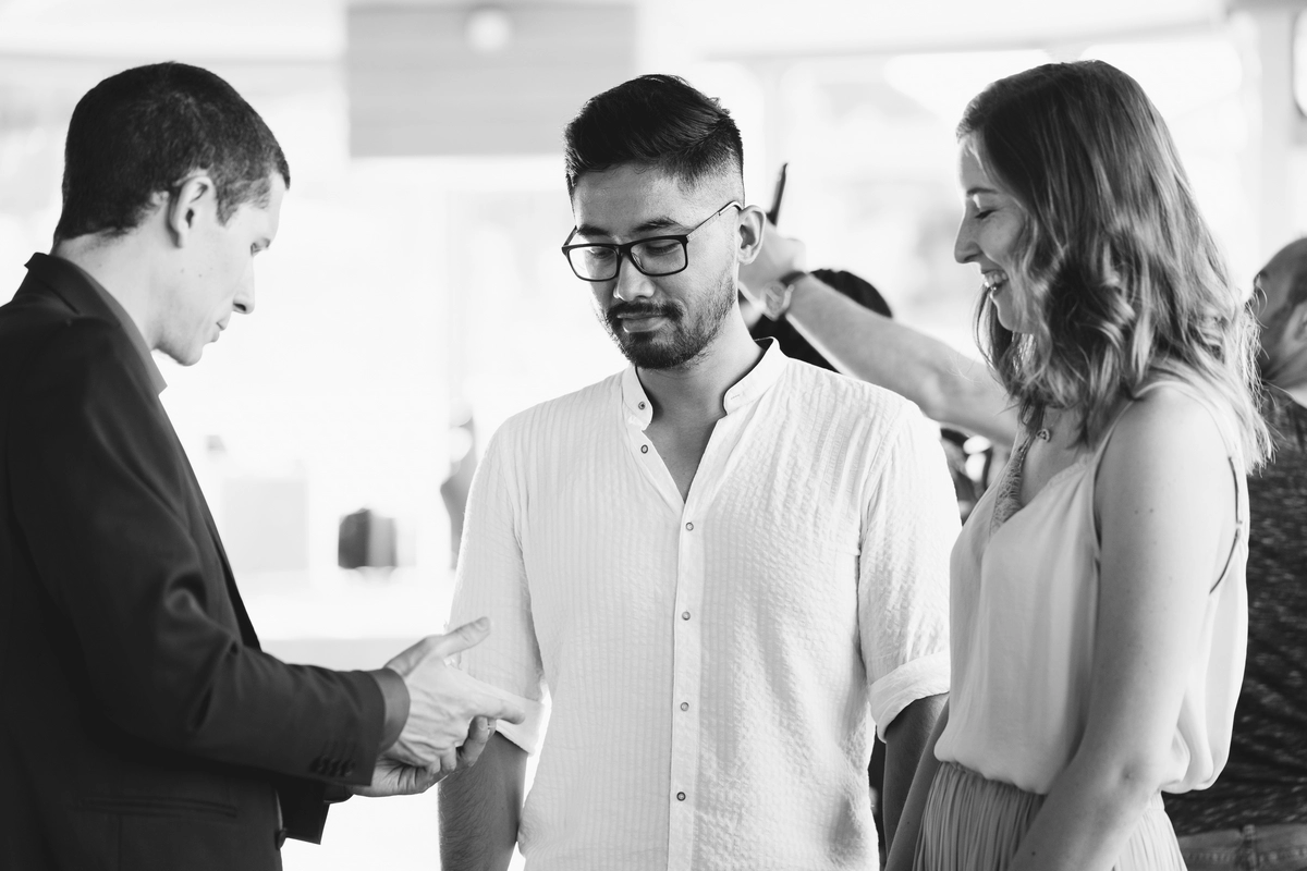 Réaction des invités devant un effet magique